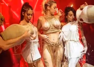 【原檔首發】女同性戀辣妹 Benny Green Jessy Jey Marika Milani 一起分享一個巨大的白色雞巴。