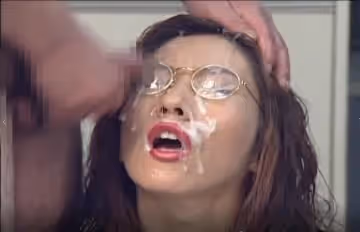 小日本超變態重口味眼鏡騷女激情爆操大量顏射吞精超多人射一身一頭精沐浴精液