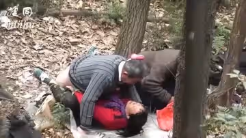 【獨家】老年人組團野戰被偷拍!