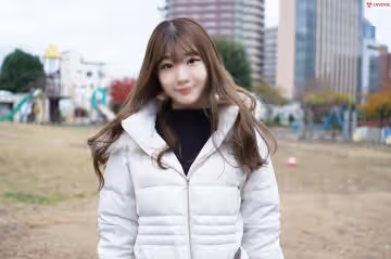 在加爾巴打工的苗條女大學生的驚人性感。表情、動作都很性感。