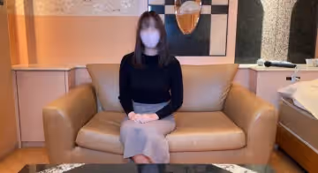 在大型旅行社工作的超超稀有美女OL首次攝影！對會說3國語言的素人女兒偷偷解開皮筋無言地取出。特典人生第1次用3