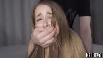 嬌小的少女第1次粗暴三人行中被猛擊