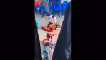 發生什麼事頭都打爆了..