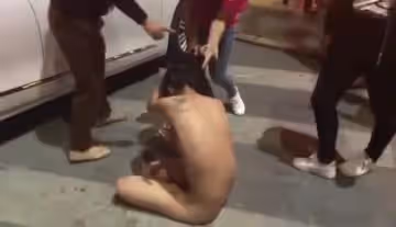 暴力抓小三！當街扒光下小三衣服一頓毒打!..