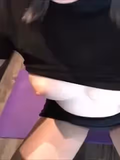 白嫩的漂亮女友蹲著吃大雞雞.