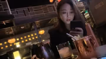 帅哥酒吧钓了个颜值超高的美女,带回酒店灌酒让她喝多趁机上了她