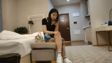 鴨哥尋換牛仔短褲腿上紋身大奶妹,揉穴舔逼非常粉嫩掐著脖子後入抽插猛操