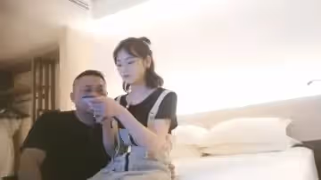 女神級氣質外圍美女酒店援交,服務好一點給你加錢,先插個嘴美女來感覺了抬腿側入水聲嘩嘩