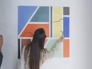 eurobabe與美麗的山雀使藝術總監在畫廊里操她