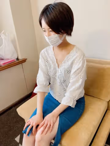 因為缺錢決心的美人妻子，用別人棒興奮的變態！！老公白天工作的時候戴的！！有罪惡感的臉，不過，現場中出用理論！！面