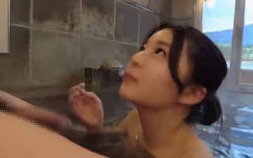 因為關係相當好，所以可以隨心所欲地做，在廚房把可愛的孩子背回來做了，中出後，溫泉口交口內射精