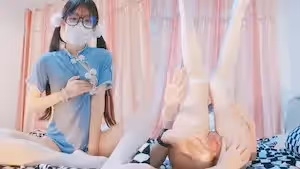 雙馬尾眼鏡口罩小妹！白絲美腿超嫩！無毛肥美小穴，翹起屁股被後入，往上視角拍攝，一進一出抽插