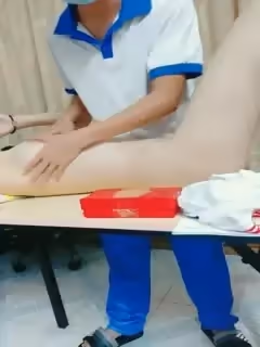 花了W剛從學校拉了三個超級粉嫩學生妹，為了還貸出來賣初夜有露臉_身材非常正點_...