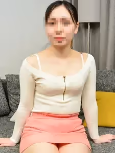 素人素顏——一個頑皮的女孩，矯正了牙齒，擁有一張令人難以置信的嬰兒臉。田岡仁美