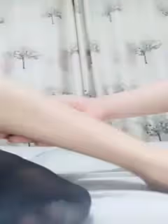 小淫蕩騷貨女直播黑色內衣扭動身軀上下饒舌勾引狼友說著騷話摳著粉嫩小穴近距離舔幾操猛呻吟激烈_mp4...
