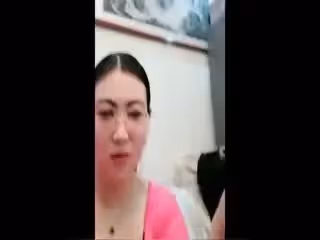 北京眼鏡御姐范少婦和兩個粉絲玩3P亂倫給光頭爸爸和帥兒子吃雞巴內射口爆吞精