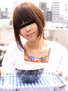 我向一位穿著日本割烹服來餐廳送餐的已婚婦女求愛，並與她玩得很開心。安田晴美