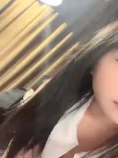 短髮10級清純甜美耐看小美眉，居然敢在空曠的公園裡露出大奶子_4