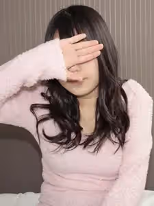 我認識了一位沮喪的 G 罩杯巨乳女孩，她最近與男友分手，正在購買性玩具。水澤紫羅蘭