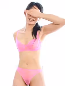 我讓一個整潔的女大學生穿上了淫穢的透明泳衣。櫻井麻衣