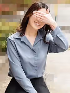 在午休時間搭上一位舒緩的苗條辦公室女士並立即與她發生性關係！山內彌生