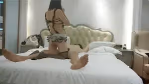 【無情的屌丶】緊接外圍騷女，自帶情趣裝，69姿勢互舔，按住雙腿爆操，每下多插到底