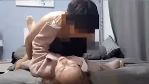 「不行一會你床單都是血我是處女」對白刺激帶感✅以看電影為由把單純女大生騙到住所強行扒光啪啪內射全程老刺激了