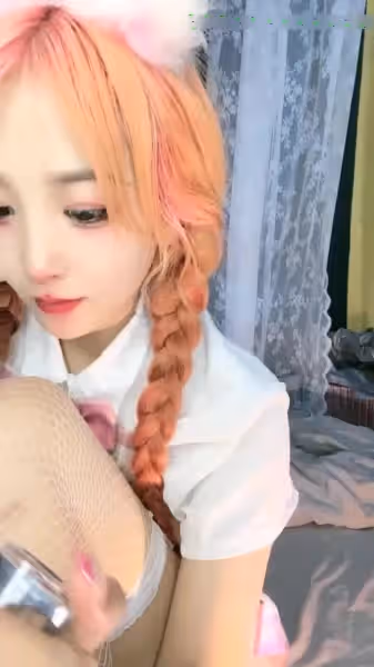 【超人氣❤️少女】喬寶✨ 6.17最近很火的高顏值露出勾搭母狗學妹 邊跟閨蜜通話邊玩穴 陽具抽插滋滋淫水 潮吹狂噴汁液