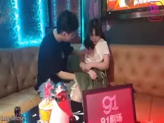 茗茗淫蕩反差眼鏡妹狼友專屬定製KTV淫亂3P跟著音樂艹著穴嘴裡還含著雞巴相當會玩