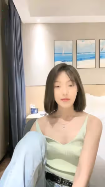 04年藝校妹妹！短髮甜美顏值超頂！獨自酒店誘惑，穿上情趣內衣，細腰貧乳，自摸多毛騷穴，手指扣弄