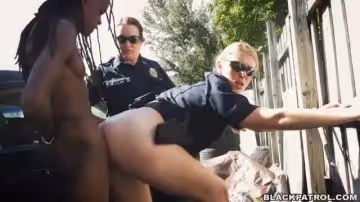倆白人女警大戰髒辮黑人