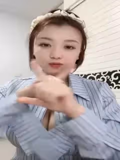 新人下海甜美小姐姐！一對豪乳呼之欲出！撩下小背心柔軟奶子