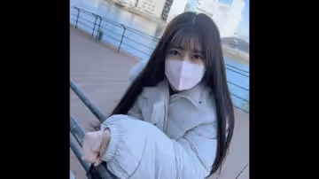 第1槍！ ！當眾下流讓我興奮… 長著可愛臉龐的美女接待員，異性癖好到戶外，嘴裡射精喝光她的體液！ ！然後她被帶到!