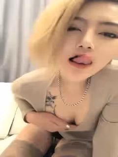 金髮淫騷網紅美女！表情淫蕩小騷貨！脫掉內褲露騷穴...