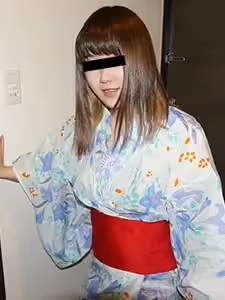 一个淫荡的浴衣女孩在门口给我口交。西真奈美