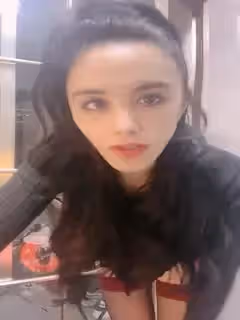 御姐范十足新人騷女弔帶絲襪超短裙情趣開檔內褲超誘惑，跪在桌子上擺臀，從下往上視角拍攝.