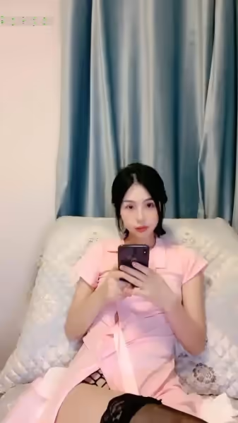 極品顏值美女！外表甜美黑絲美腿！無毛超粉美穴，乾淨無毛粉嫩，張開雙腿特寫，妹妹好想被操