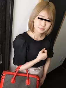 素人AV採訪～讓緊張的素人女孩穿上露出陰部的內衣來操她～澀谷芽衣