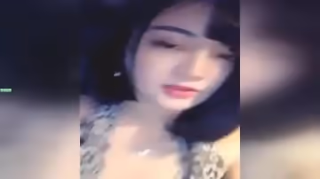 清純靚麗的短髮氣質美女夜晚開著豪車去接粉絲網友路邊玩車震,操的淫聲浪語,太舒服沒控制住被內射了