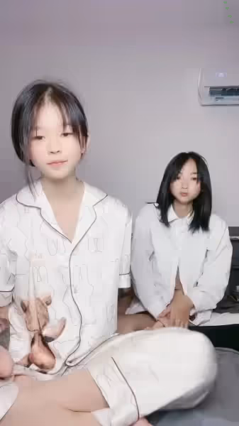 三個00後嫩妹妹！炮友沒在女女互玩！雙頭龍抽插嫩穴，騎乘位互懟，從下往上視角，場面很是淫亂