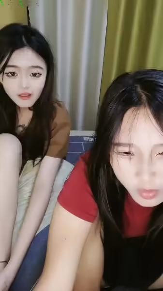 新人下海兩個嫩妹妹！SM捆綁挺會玩！手銬口塞，綁著腿張開，跳蛋震動陰蒂，閉眼享受很爽