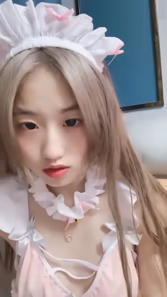 情趣女僕裝！超嫩美少女！新人下海收費房，微毛粉嫩小穴，掰開特寫超緊，沒人操很可惜
