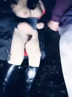 【渣女來襲】，寒冷初冬，風騷小姐姐出門勾搭，小樹林野戰，無套啪啪，粉穴掰開看水流潺潺，緊張刺激怕被發現.