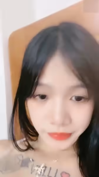 頂級美乳小姐姐！撩下小背心！一對豪乳又大又白，振動棒抽插微毛騷穴，擺弄各種姿勢，極度淫騷