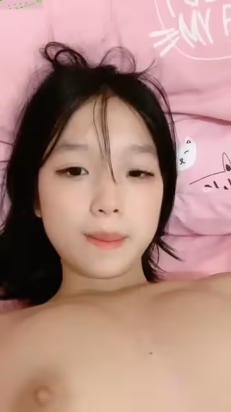 乖巧文靜新人妹妹！居家男友操逼！細腰美乳好身材，粉嫩小穴，抓起屌往逼里塞，側入一頓爆操