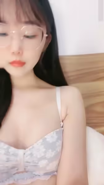 文靜乖巧眼鏡美少女！撩起裙子看美臀！粉穴小穴自摸，嬌喘好想要，單腿黑絲，白嫩各種姿勢