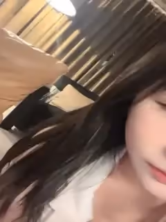 短髮10級清純甜美耐看小美眉，居然敢在空曠的公園裡露出大奶子_1.