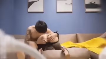 身材豐滿性感的大奶美女衣服沒脫就在沙發上騎