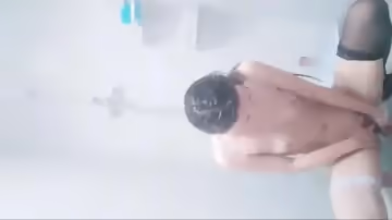 性感女僕濕身玩假屌