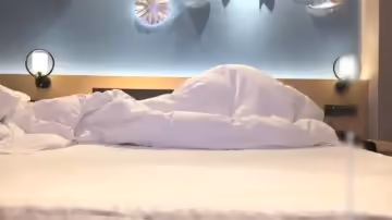 約了個黑衣妹子啪啪，緊張地咬手指
